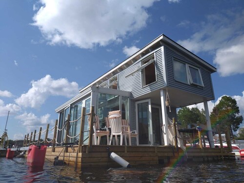 SEA CO9 - The Houseboat Getaway