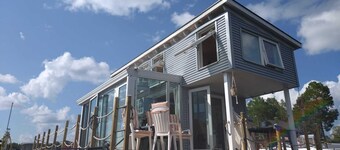 SEA CO9 - The Houseboat Getaway