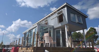SEA CO9 - The Houseboat Getaway