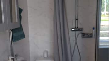 Een haardroger, handdoeken, zeep, shampoo