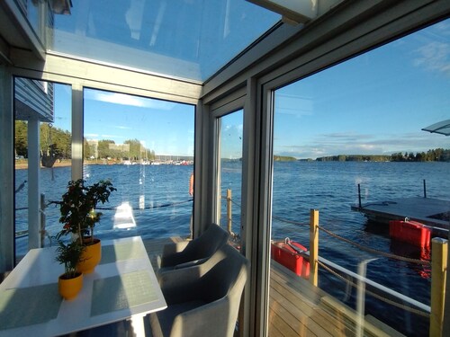 SEA CO9 - The Houseboat Getaway