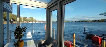 SEA CO9 - The Houseboat Getaway