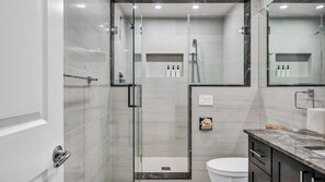 Douche, séchoir à cheveux, serviettes fournies
