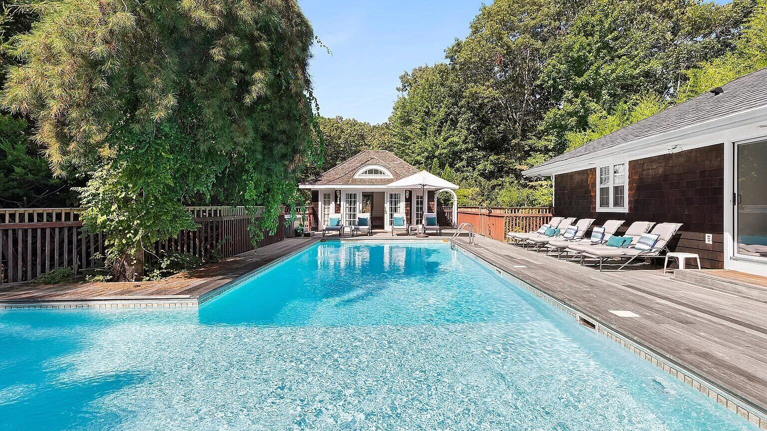 Een verwarmd zwembad