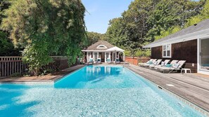 Een verwarmd zwembad