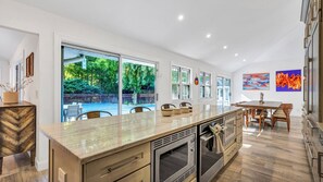 Microondas, horno, parrilla de estufa y cafetera y tetera