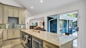 Microondas, horno, parrilla de estufa y cafetera y tetera