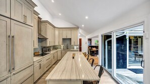 Microondas, horno, parrilla de estufa y cafetera y tetera