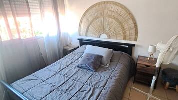 1 slaapkamer, een strijkplank/strijkijzer, gratis wifi, beddengoed