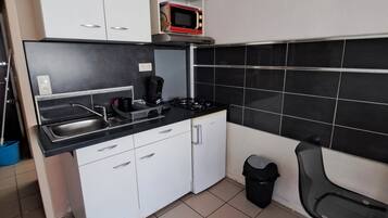 Een microgolfoven, een oven, een kookplaat