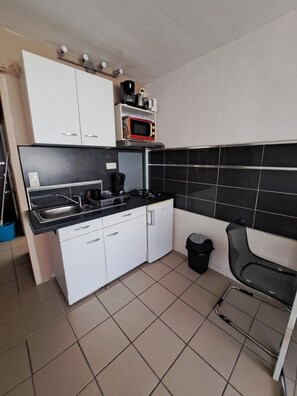 Microwave, oven, stovetop, coffee/tea maker - Charming Studio at the foot of the Cevennes:Ideal location in Alès. (Alès)