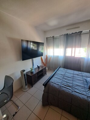 1 bedroom, iron/ironing board, free WiFi, bed sheets - Charming Studio at the foot of the Cevennes:Ideal location in Alès. (Alès)