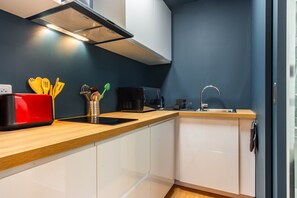 Fridge, microwave, oven, dishwasher - Le Cocon de Claudie - studio vieille ville de Nancy (Nancy)