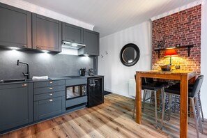 Refrigerador, microondas, horno y cafetera y tetera 