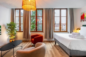 Tabla de planchar con plancha, wifi gratis y ropa de cama 