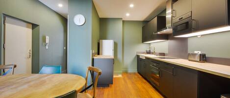 Réfrigérateur, micro-ondes, four, lave-vaisselle