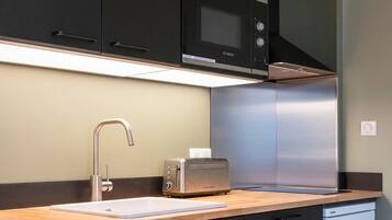 Coffee/tea maker, fridge, microwave, oven