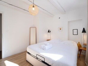 1 habitación, tabla de planchar con plancha, wifi gratis y ropa de cama 