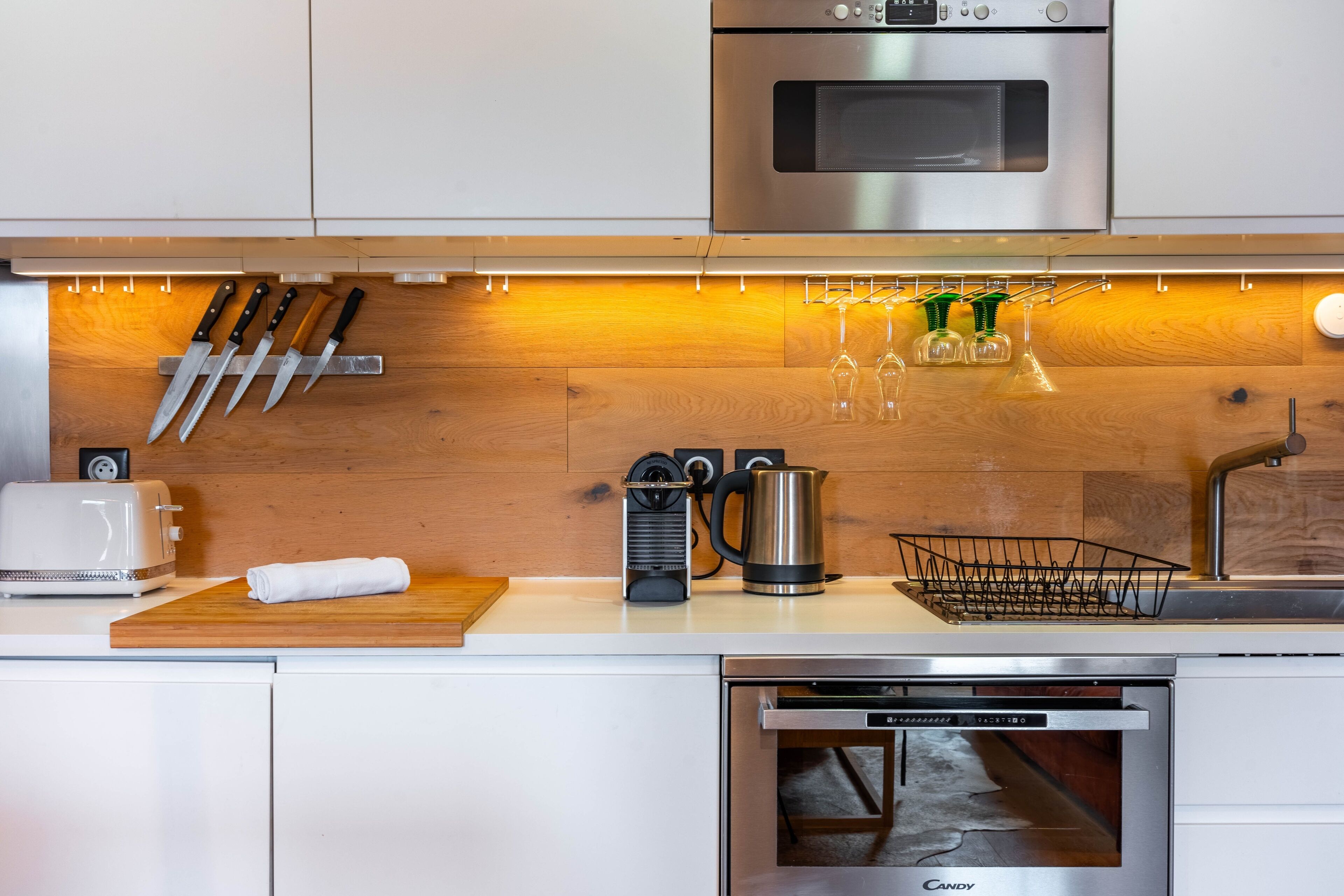 Een koelkast, een microgolfoven, een oven, een vaatwasser