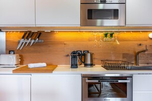 Kühlschrank, Mikrowelle, Ofen, Geschirrspüler