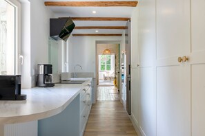 Kjøleskap, mikrobølgeovn, ovn og oppvaskmaskin