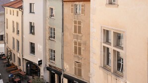 A row of buildings with a café on the ground floor. - L'Alerion Nancéien - Charme au coeur de Nancy (Nancy)