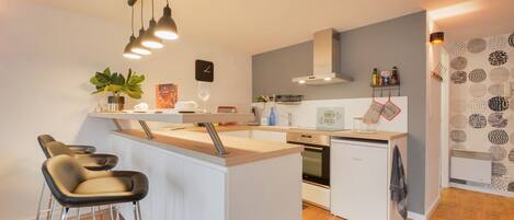 Kühlschrank, Mikrowelle, Ofen, Geschirrspüler