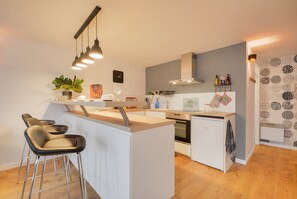 Kühlschrank, Mikrowelle, Ofen, Geschirrspüler