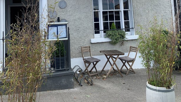 A building with a sign reading "THE HOUSE restaurant cafe bar." - Delightful Howth Village apartment in Dublin (Dublin)