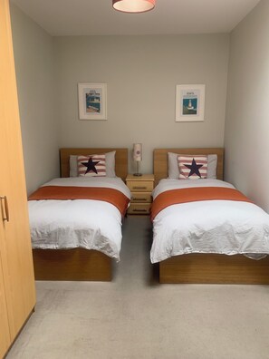 2 bedrooms, iron/ironing board, WiFi, bed sheets - Delightful Howth Village apartment in Dublin (Dublin)