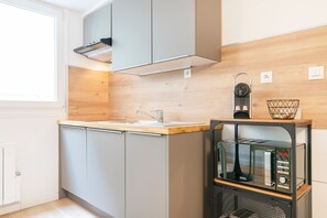 Kühlschrank, Mikrowelle, Wasserkocher mit Kaffee-/Teezubehör, Toaster