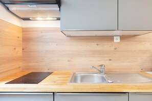 Refrigerador, microondas, cafetera/tetera, tostadora
