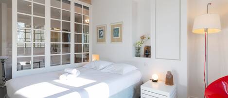 Bureau, Wi-Fi gratuit, draps fournis