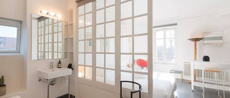 Bureau, Wi-Fi gratuit, draps fournis