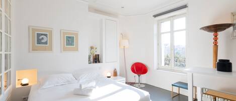 書桌、免費 Wi-Fi、床單