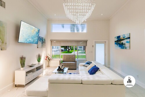 Uhost AI Miami 5BR Heated Pool Hot Tub