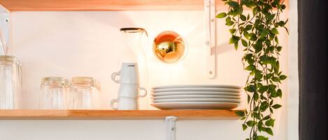 Kühlschrank, Mikrowelle, Ofen, Wasserkocher mit Kaffee-/Teezubehör