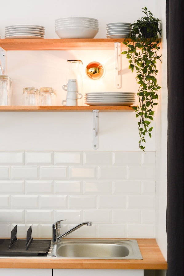 Geladeira, micro-ondas, fogão, cafeteira/chaleira