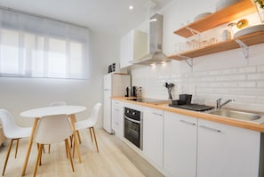 Fridge, microwave, oven, coffee/tea maker - L'indépendant de la rue du Tapis Vert - Appt Nancy (Nancy)
