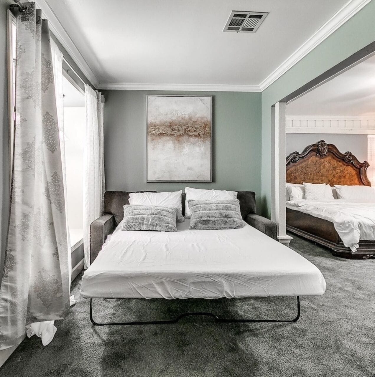 4 bedrooms, desk, iron/ironing board, travel crib