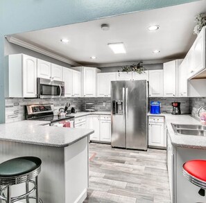 Jääkaappi, mikroaaltouuni, uuni, liesi