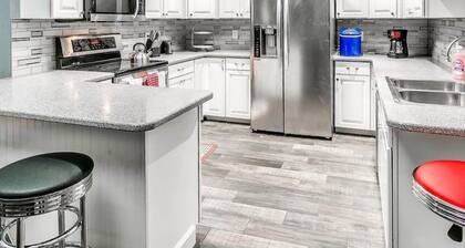 Amazing Amelia King size beds and Pool