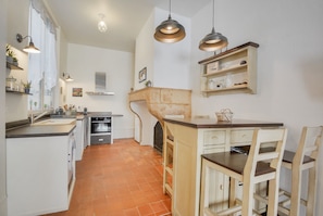Fridge, microwave, oven, dishwasher