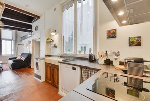 Fridge, microwave, oven, dishwasher - Le cocon des Deux Sirènes - Studio cosy pour 2 à Nancy (Nancy)