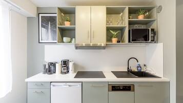 Coffee/tea maker, fridge, microwave, dishwasher