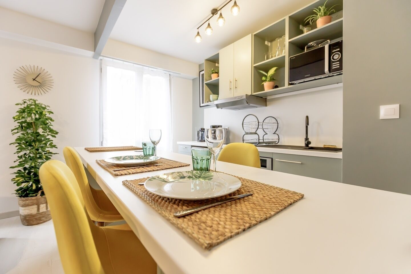 Una cucina moderna con zona pranzo.