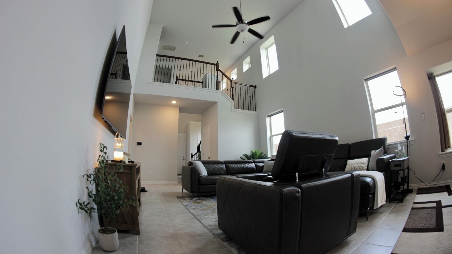 15 Minutes from IAH! Calming 2 story home with lakeview