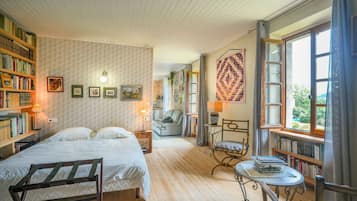 2 slaapkamers, een strijkplank/strijkijzer, beddengoed