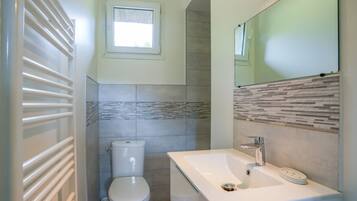 SĂšche-cheveux, serviettes fournies