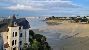 A coastal town with a prominent white building featuring arched windows and a tower. - L'Escale Panoramique - Appt vue mer à Dinard (Dinard)